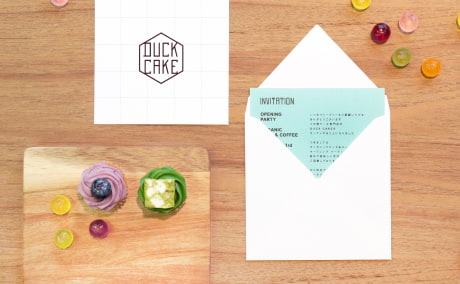 印象に残る正方形の案内状