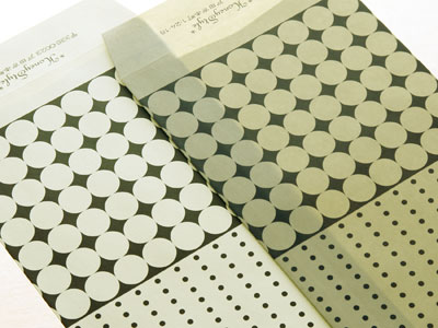 第8回　明るい色合いのロウ引き封筒に空押し