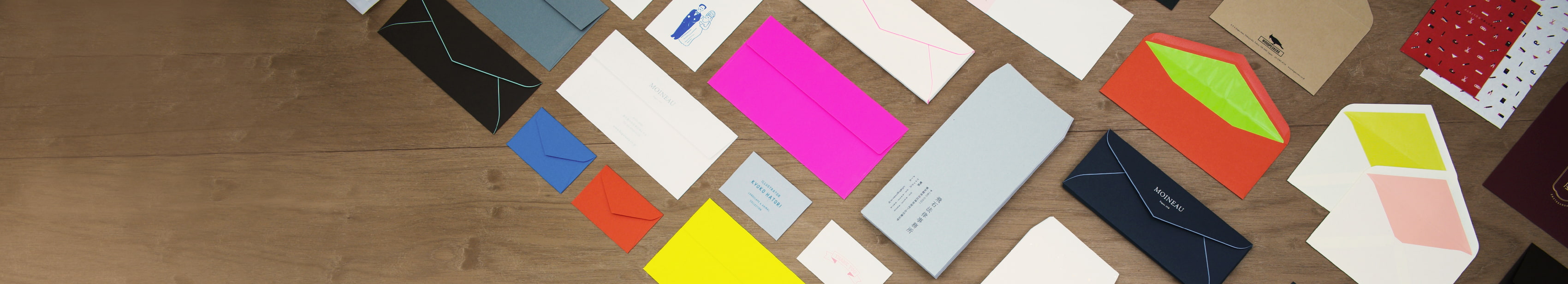 温かみのある 紙と印刷とデザイン